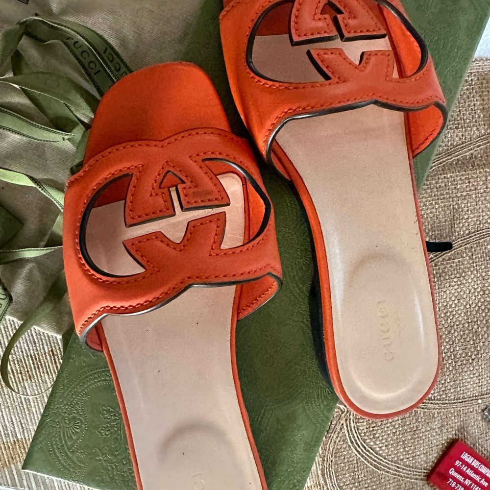GucciWOMEN'S INTERLOCKING G CUT-OUT SLIDE
SANDAL